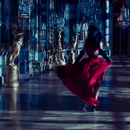 广告mv似大片 蕾哈娜大牌傍身霉霉超模相伴