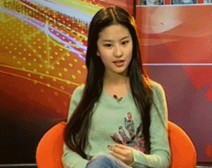 15岁的刘亦菲第一次上节目频撩头发 自我介绍说英文