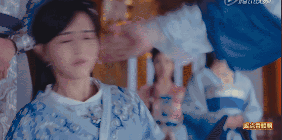 而另一边,紫烟纠缠李未央说出了解决办法并告诉了李敏峰,李敏峰将