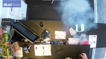 手机在手中发生了爆炸,开始冒烟.