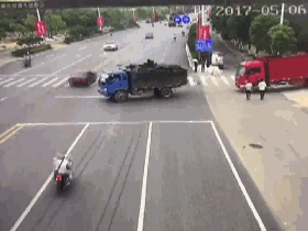 摩托车撞爆大货车油箱 司机瞬间起火成