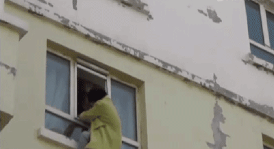 女子跳楼瞬间被抓住 一手紧拽手机不放