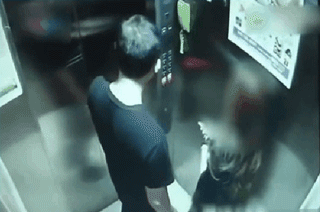 男子电梯内对女子又摸又亲 跑出后又返回猥亵