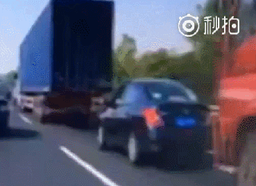 轿车就这样被追尾大货车压成了纸片