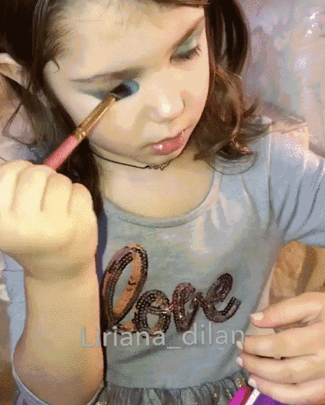 3岁萝莉娴熟化妆成网红,亲妈被骂:好玩还是毁童年?