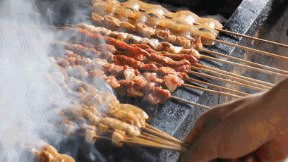 昆明这家开了21年的无名烧烤,每天卖出6000烤串,1000