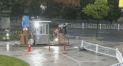 三名醉酒女给小帅哥献殷勤,一番折腾后,三名女的被警方拘留了!