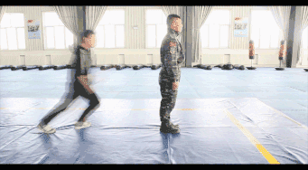 当武警一身武艺   又