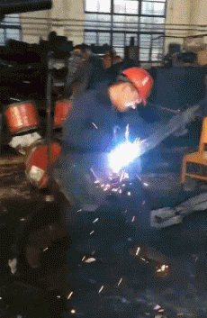 搞笑gif:小姑娘估计要后悔玩儿吊桥了,心疼她三秒钟   搞笑gif