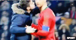 表情很僵硬!c罗遭球迷当众强吻