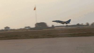 女歼击机飞行员张潇:青春就是一段逐梦蓝天的航程