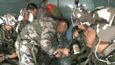 陆军特种作战学院学员完成山岳丛林地伞降