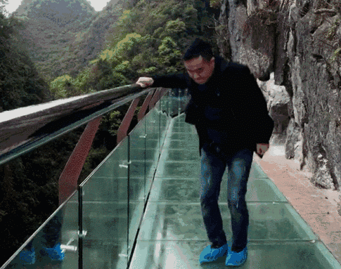 好几百米的高度,一目了然,没点胆量的还真被吓尿裤子了,反正小编是不