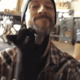 这一波黏人攻势之后,justin彻底沦陷了!他决定正式收养这只小家伙