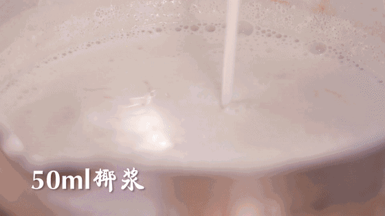 牛奶放奶锅加热,加