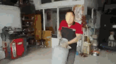 近日,虎林市人民法院的执行干警强制对涉案房屋腾空,没想到男子竟