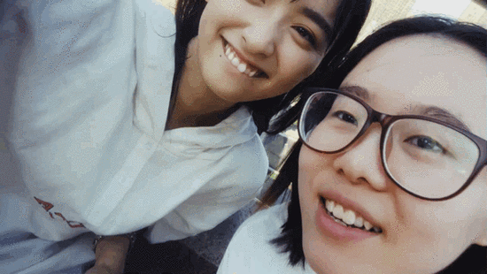 沈月晒动图笑容甜美表情搞怪 与粉丝互动停不下来