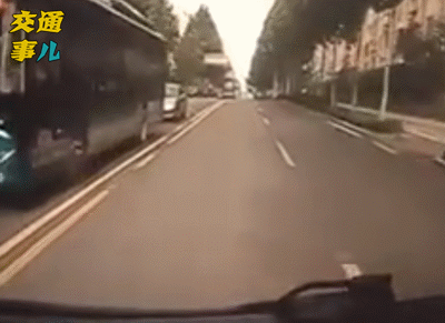 一组动图警示你:公交前后"鬼"出没,冷不丁出现吓sker人!