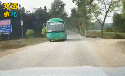 一组动图警示你:公交前后