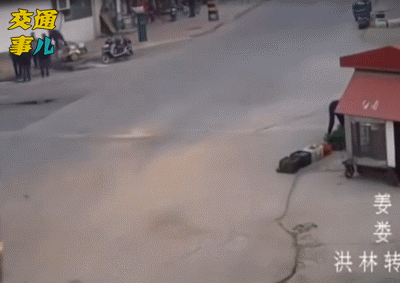 一组动图警示你:三轮上路左右摇摆 违规载人车毁人亡