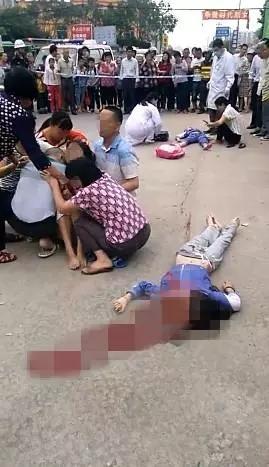 死者家属赶至现场后,有人激动坐在尸旁痛哭.