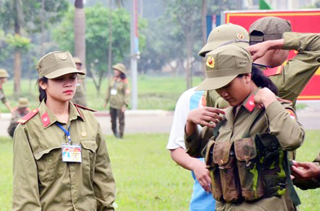 越南女生军事比武 投弹拆枪样样行