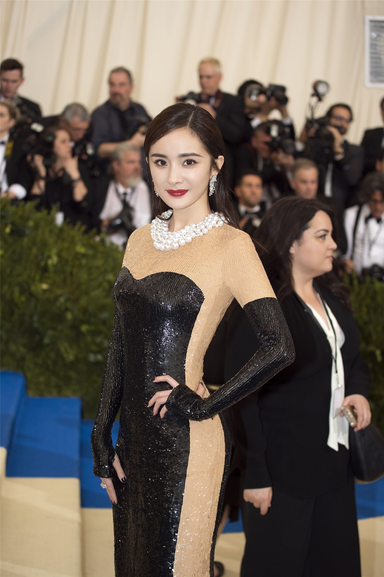 杨幂亮相met gala 幻象剪影礼服惊艳红毯