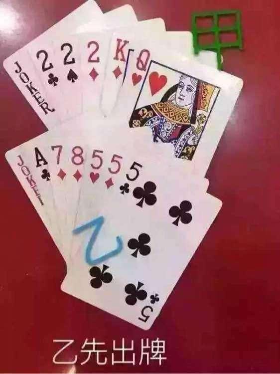 性感美女大街上摆斗地主残局,赢了带走她们