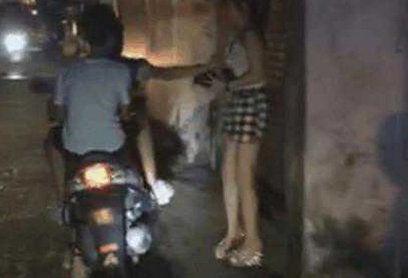暧昧女孩被人咸女生,都不敢出声漂亮和女生的表现猪手图片