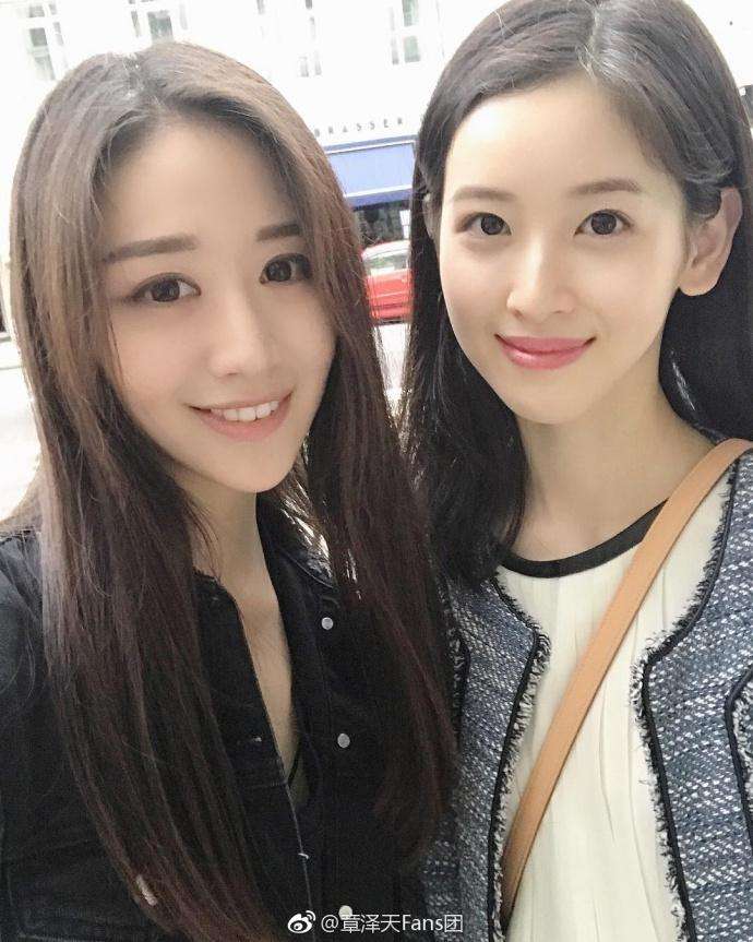 奶茶妹妹与网红脸粉丝合照, 颜值气质碾压