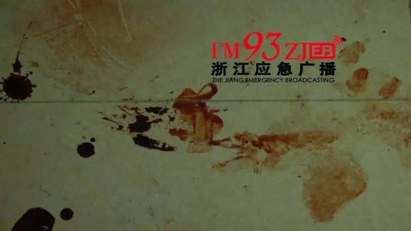 事发的窨井口只有洗脸盆大小,井口旁有两摊块发黑的血渍