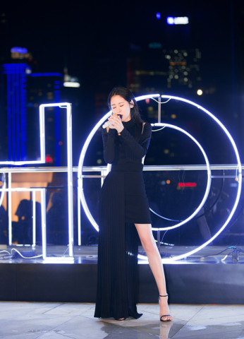 7月28日晚,新生代实力唱将张碧晨受邀出席某时尚派对,与各路潮男酷女