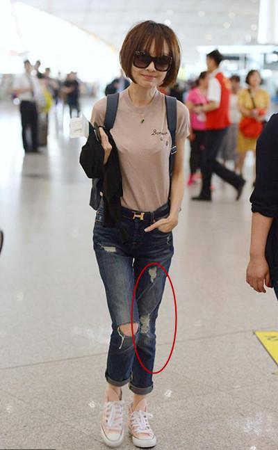 鲁豫穿了一条牛仔裤现身机场 最小号裤子都撑不起来
