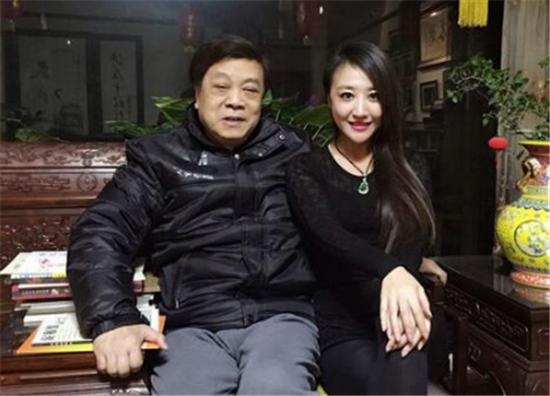 74岁赵忠祥全家近照,和妻子结婚48年,儿子帅气是it