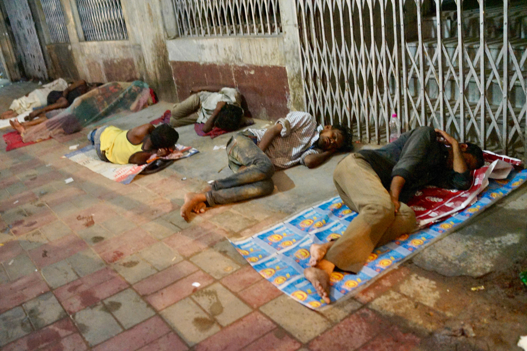 印度首都十万人无家可归 睡大街