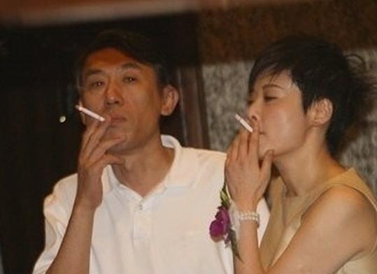 baby生完孩子烟瘾依旧大,可网友忍不了黄晓明妈妈的话