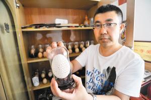 他曾获得两项切尼斯中国纪录,是中国在普通鸡蛋壳上雕刻圆孔和三角孔