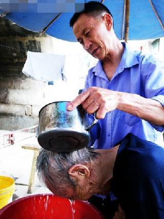 剃刀刮眼球!揭秘四川老绝活刀锋洗眼(13)