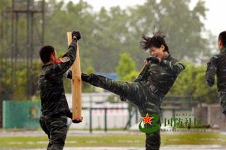 霸气外露女汉子:图说女特种兵严酷训练
