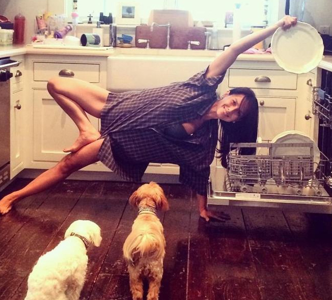 瑜伽美女演绎高难度体位 洗碗时刻都能健身(3