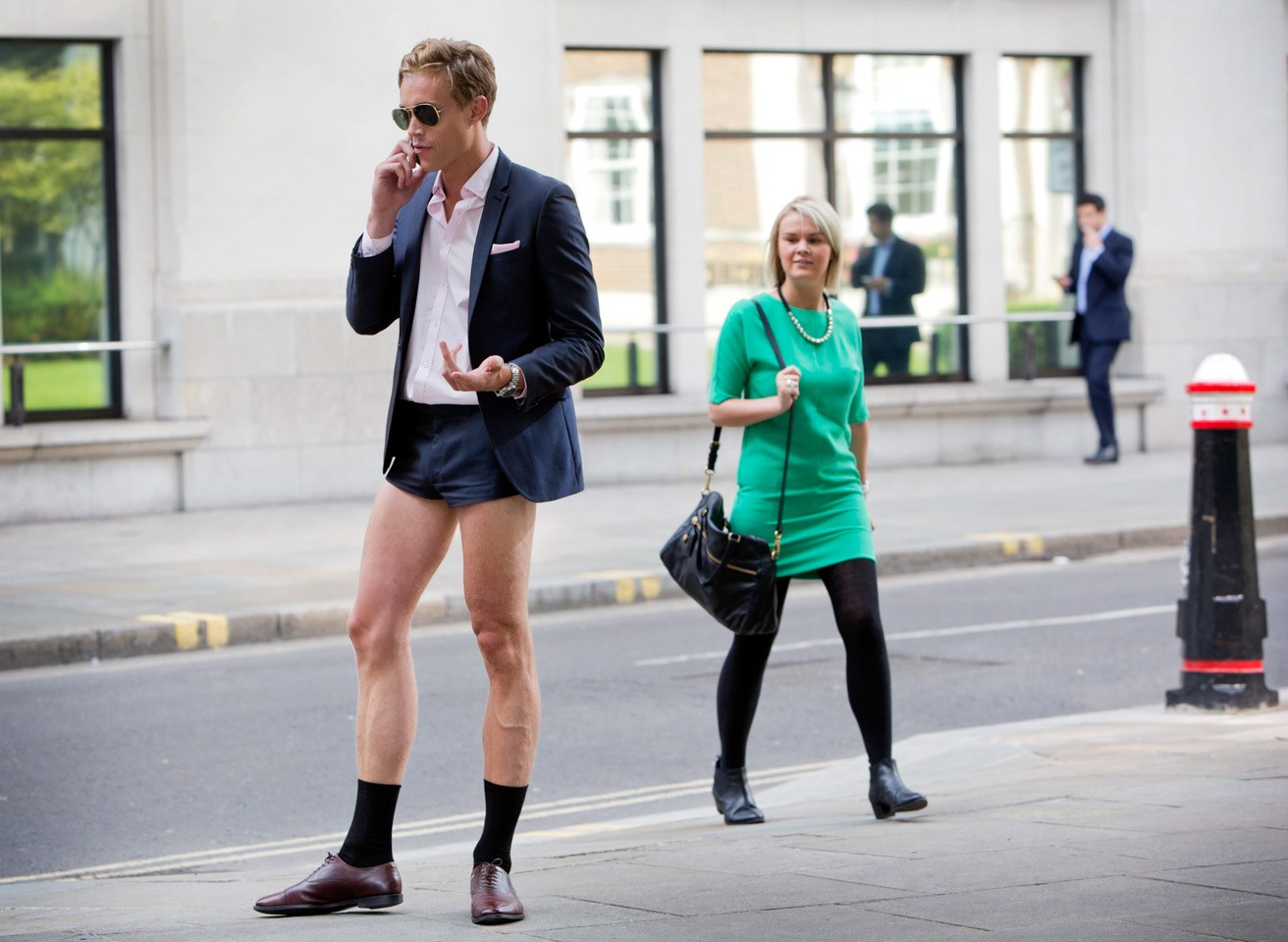 组图:<em>英国</em>齐蛋小<em>短裤</em>招摇过市 与齐b小短裙打