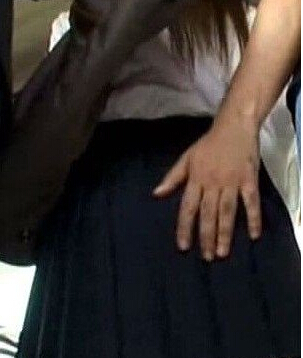<em>美女</em>乘坐<em>地铁遭遇</em>变态<em>咸猪手</em>(3)