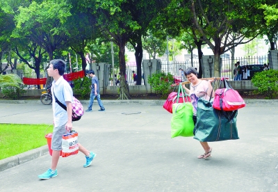 开学季新生父母"背影"照走红 引网友"泪奔"