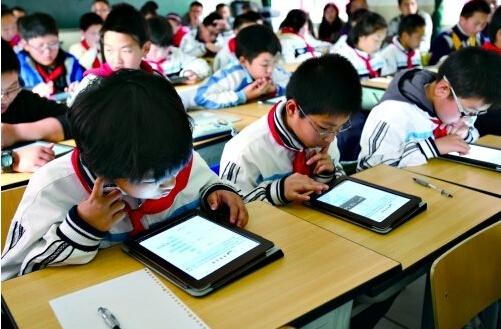 校方规定每个学生要交4000元钱买ipad,这件事引发了学生家长的争议