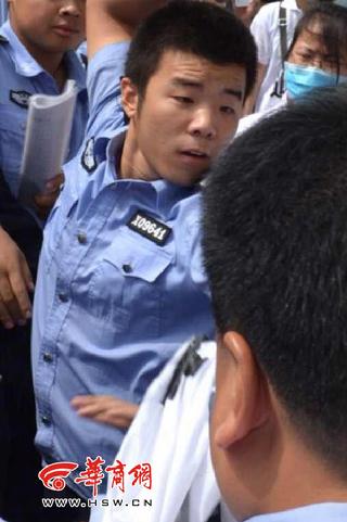 警号为x09641的协警挥起拳头.