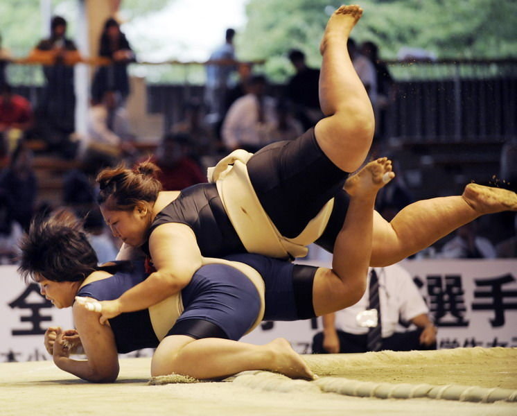 <em>高清</em>揭秘日本女子<em>相扑</em> <em>小女孩</em>裸半身厮杀(组图