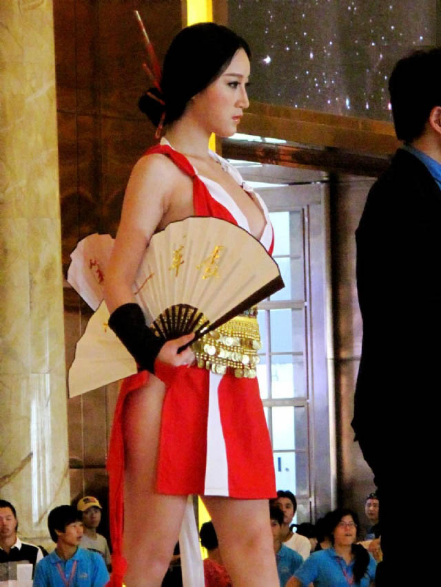 湿露露脱衣大闹整形医院 车展扮演游戏角色走红