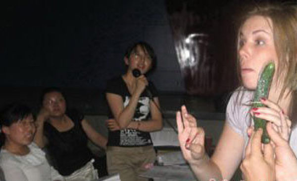 中国:美国外教用黄瓜给女大学生上性教育课