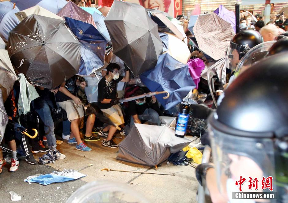 10月17日深夜,香港"占领中环"非法集会者再次聚集旺角,大批示威者与