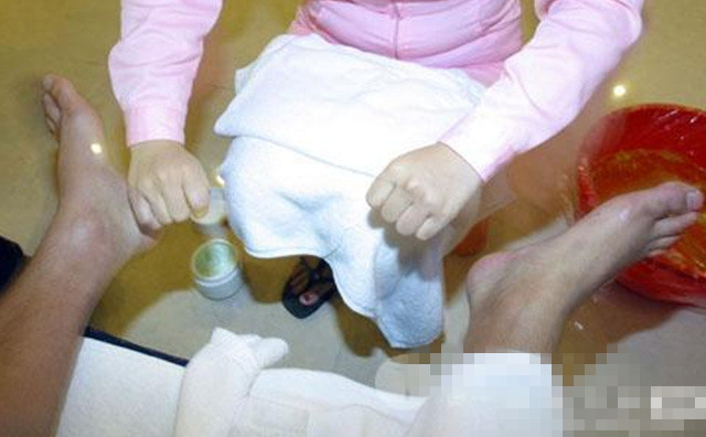 <em>洗脚妹自述</em>工作:难免会湿鞋(5)